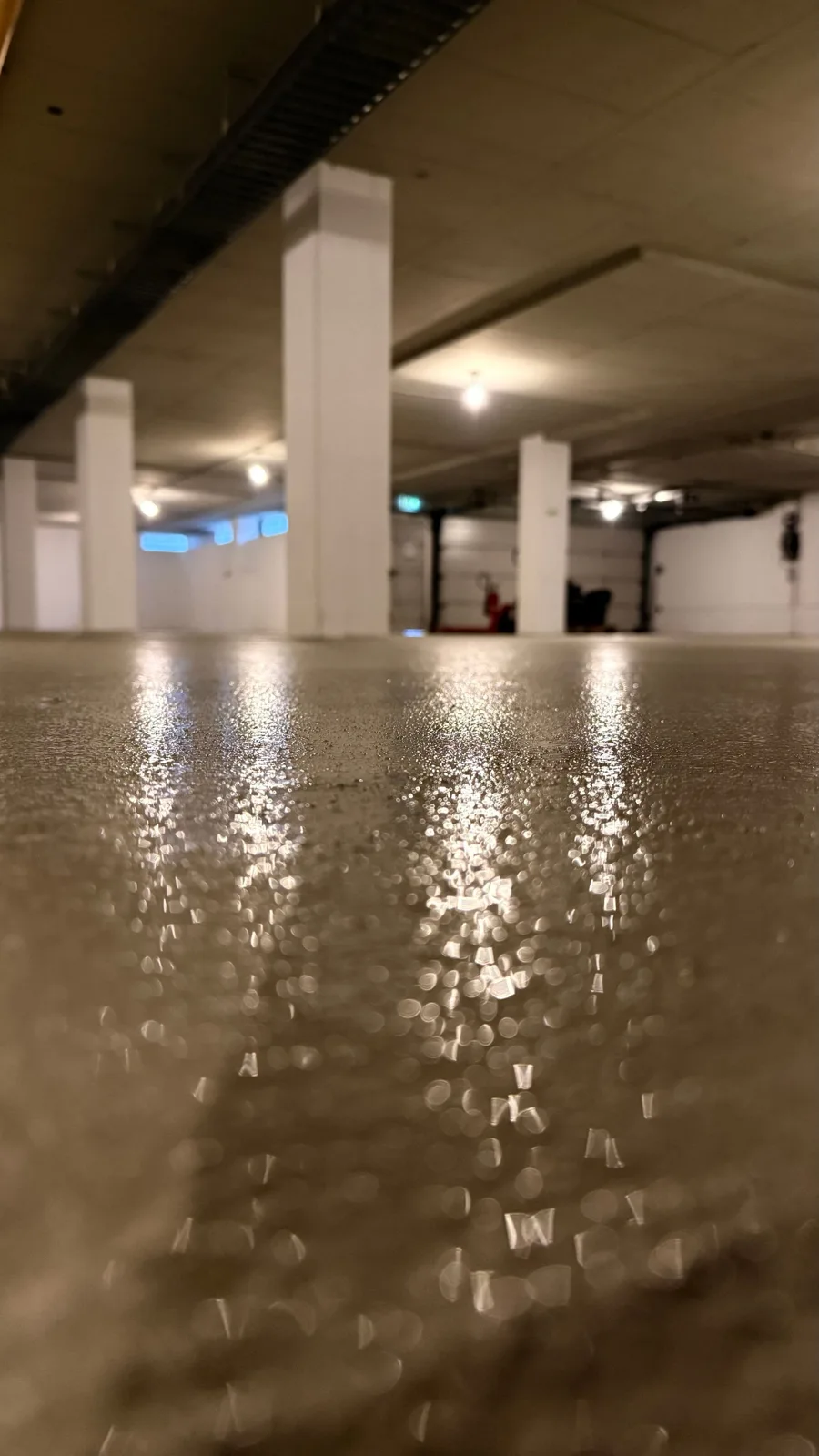 Lage opname van de coatingstructuur op de parkeervloer