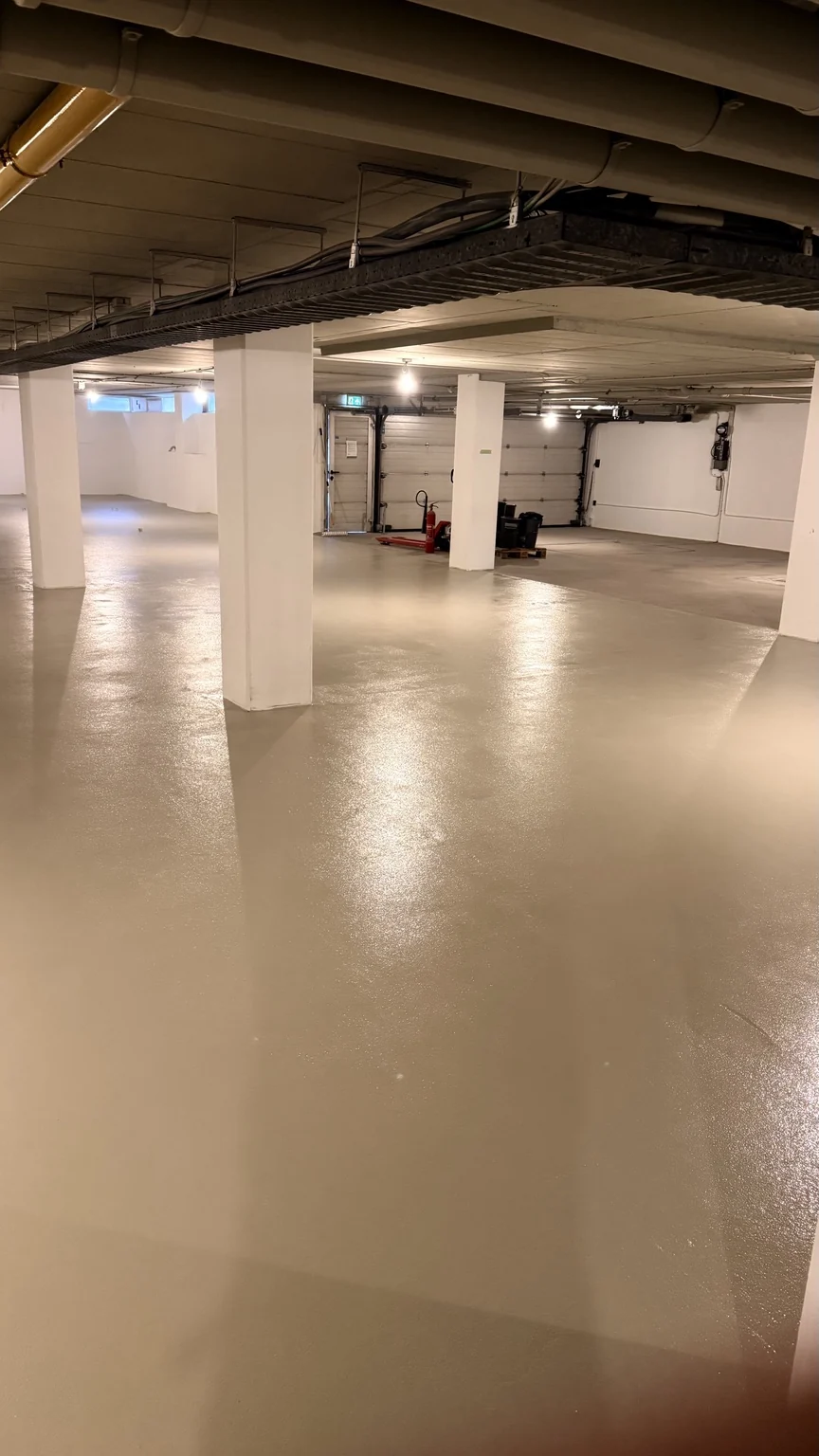 Overzicht van de Triflex Pox-vloercoating in een ondergrondse parkeergarage in Amsterdam