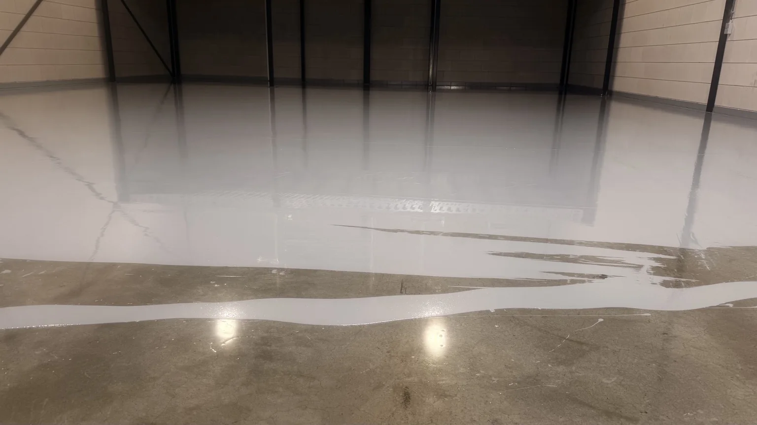 Aanbrengen van de grijze coating op de garagevloer in Bergen op Zoom