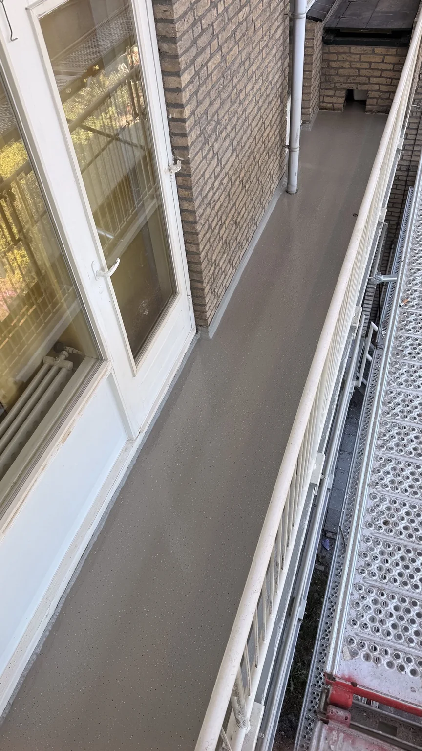 Overzicht van een gerenoveerd balkon voor de VvE in Leidschendam