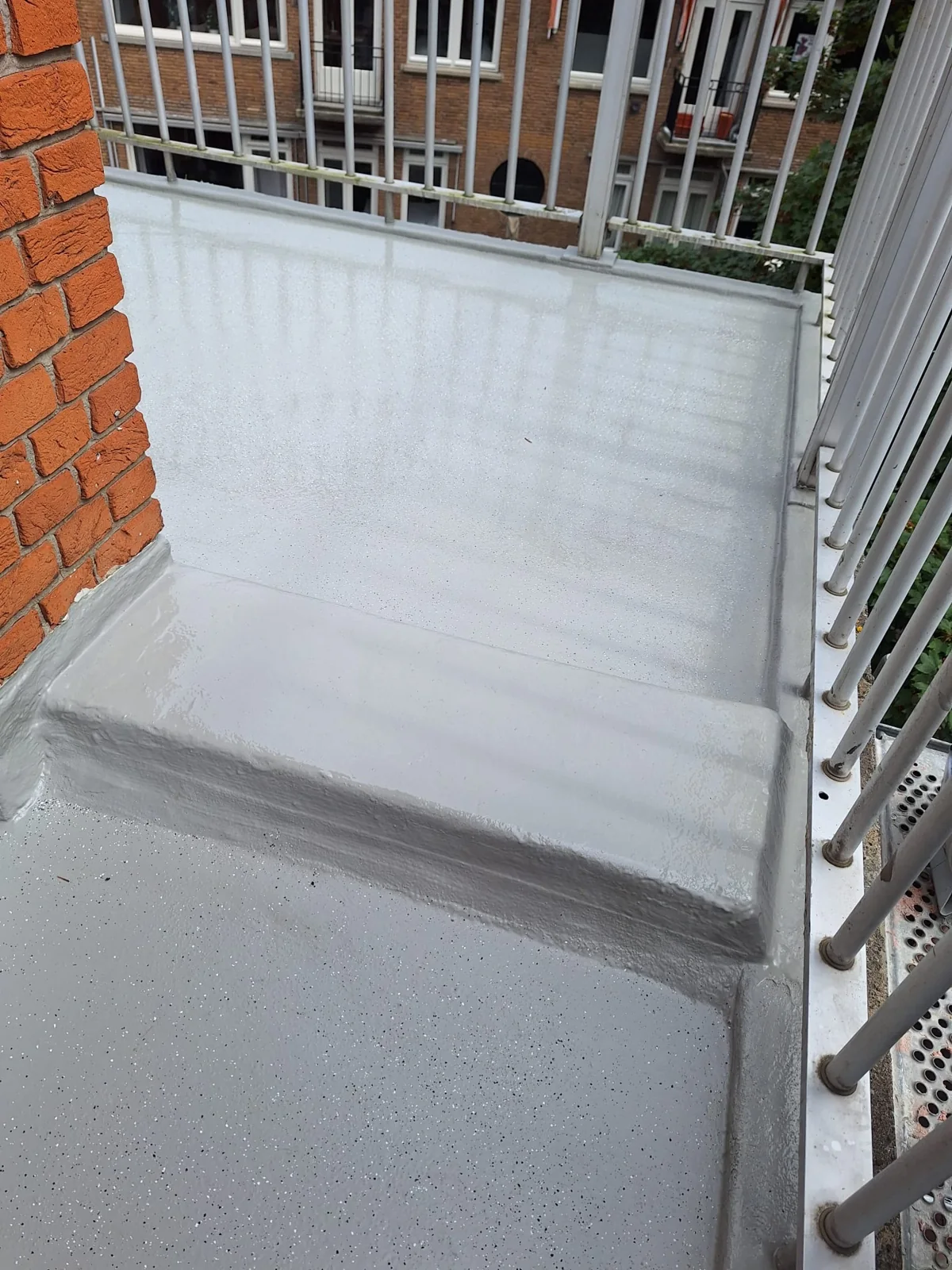 Afwerking bij het hoogteverschil en de metalen balustrade — VvE Rotterdam Blijdorp
