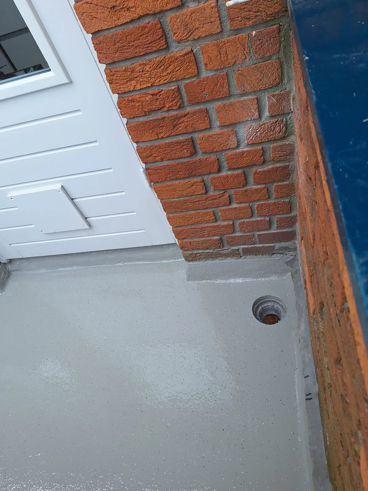 Afgewerkte aansluiting bij de deur en ronde afvoer — VvE Rotterdam Blijdorp