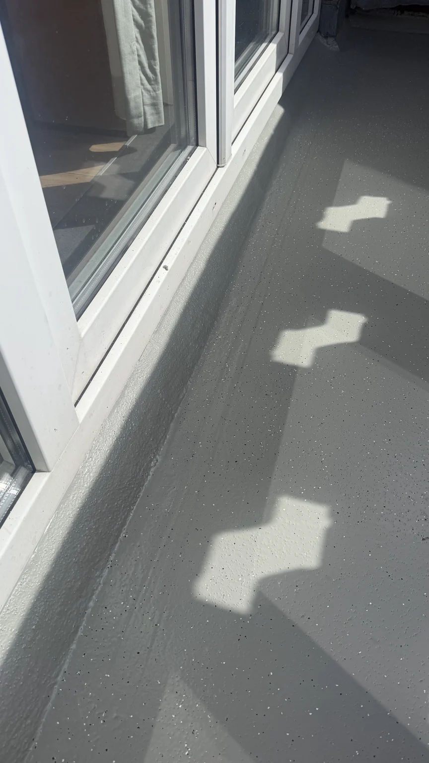 ALSAN Balkon Easy-afwerking langs de witte deurkozijnen